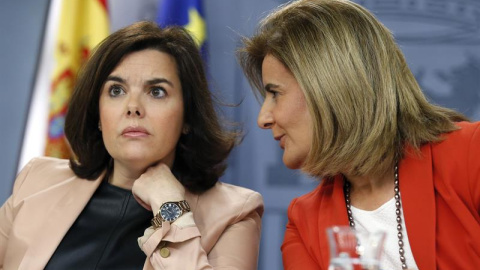 La vicepresidenta del Gobierno, Soraya Sáenz de Santamaría, y la ministra de Empleo, Fátima Báñez, durante la rueda de prensa posterior a la reunión del Consejo de Ministros en la que han anunciado la prorrogación de la ayuda a parados de l