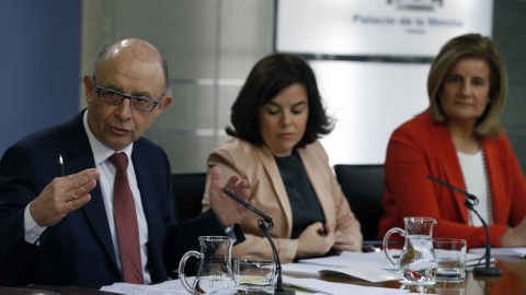 La vicepresidenta del Gobierno, Soraya Saenz de Santamaría (c), acompañada por los ministros de Hacienda y de Empleo, Cristóbal Montoro y Fátima Báñez, respectivamente, durante la rueda de prensa posterior a la reunión del Consejo de Minist