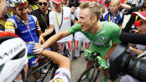 El ciclista alemán Marcel Kittel (C) del Quick Step Floors celebra su victoria tras la 11ª etapa del Tour de Francia entre las localidades de Eymet y Pau. /EFE