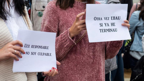 08/06/2018.- Estudiantes de Bachillerato se manifiestan frente a la Facultad de Filosofía y Letras del Campus de Cáceres después de que la Universidad de Extremadura (UEx) haya decidido repetir varios exámenes de la Evaluación para el Acces