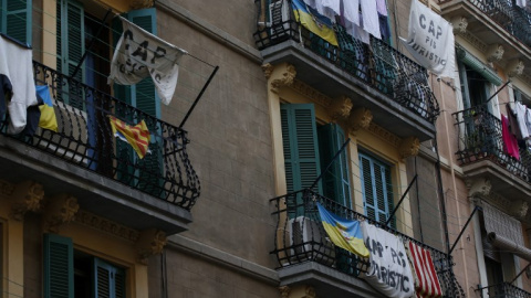 Pancartas que dicen "No a los apartamentos turísticos" cuelgan de un balcón para protestar contra los pisos para turistas en Barcelona. AFP