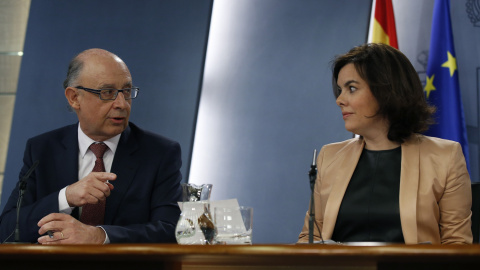 El ministro de Hacienda en funciones, Cristóbal Montoro, y la vicepresidenta del Gobierno, Soraya Sáenz de Santamaría, durante la rueda de prensa posterior a la reunión del Consejo de Ministros. EFE/Ángel Díaz