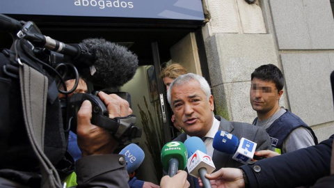 El presidente de la Asociación de Usuarios de Servicios Bancarios (Ausbanc), Luis Pineda (c), atiende a los medios a su salida de la sede de Ausbanc.-EFE / BALLESTEROS