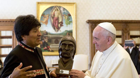 El presidente de Bolivia Evo Morales regala al Papa Francisco un busto del líder indígena Tupac Katari, durante una audiencia privada hoy, 15 de abril de 2016, en El Vaticano. EFE