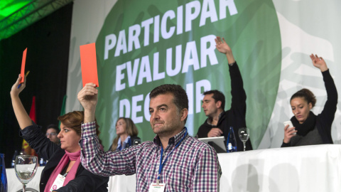 El coordinador de Izquierda Unida en Andalucía, Antonio Maillo (c), levanta una papeleta de voto durante la celebración hoy en Bormujos (Sevilla) de la I Asamblea de Balance para valorar la labor realizada como miembro del Gobierno y por pa