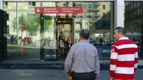 Puerta de entrada de la OAC situada en la plaça Sant Miquel.