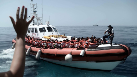 Decenas de inmigrantes a bordo de una lancha para ser transportados a los barcos italianos que acompañan al Aquarius. /SOS MEDITERRANÉE