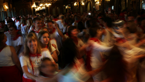 Varias personas se divierten bailando la 'Alpargata' durante los Sanfermines. /REUTERS