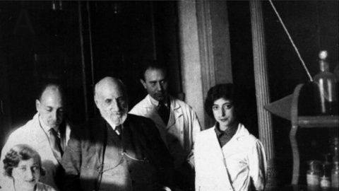 De izquierda a derecha, Carmen Serra (hermana de Manuela Serra), José María Villaverde, Santiago Ramón y Cajal, Fernando de Castro y Enriqueta Lewy.