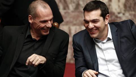 El primer ministro griego, Alexis Tsipras, con su ministro de Finanzas, Yanis Varoufakis, durante una sesión del Parlamento heleno, el pasado miércoles. REUTERS/Alkis Konstantinidis