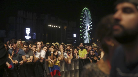 Un momento del minuto de silencio guardado en homenaje al acróbata fallecido Pedro Aunión.- EFE