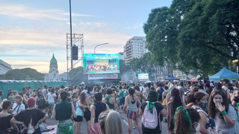 Mujeres de la marea verde en la manifestación frente al Congreso.