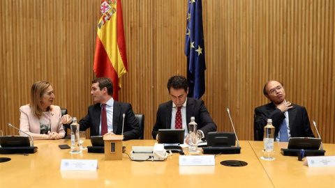 El presidente del PP, Pablo Casado,2ºiz., la presidenta en funciones del Congreso,Ana Pastor, el secretario general del PP,Teodoro Garcia Egea,c., y el presidente en funciones del Senado, Pío Garcia Escudero.,d., durante la primera reunión 