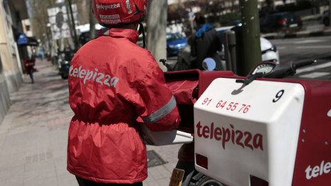 Un repartidor de Telepizza, en una tienda en Madrid. REUTERS/Andrea Comas