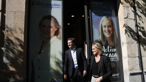 El presidente del PP, Pablo Casado, junto a la candidata a la alcaldía de la capital vizcaína Raquel González en una oficina electoral en Bilbao. EFE/LUIS TEJIDO