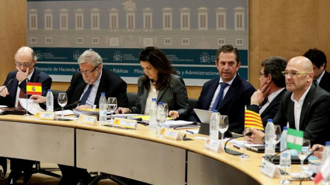 El conseller de Asuntos Exteriores, Relaciones Institucionales y Transparencia de la Generalitat catalana, Raül Romeva (d), asiste al Consejo de Política Fiscal y Financiera, que preside el ministro de Hacienda y Administraciones Públicas e