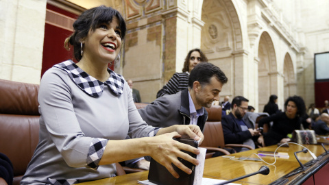 La líder de Adelante Andalucía, Teresa Rodríguez, momentos antes de su intervención en la segunda sesión del debate de investidura del líder del PP-A, Juanma Moreno, que se convertirá en el presidente de la Junta de Andalucía. EFE/Jose Manu