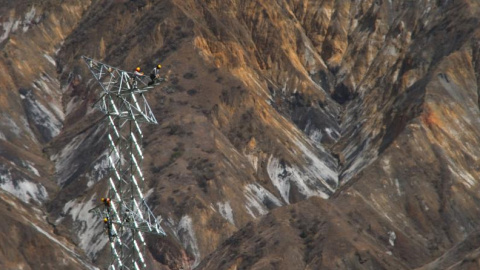 Construcción de línea de transmisión por Abengoa en los Andes peruanos.