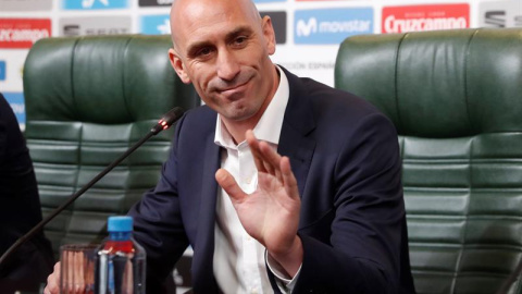 El presidente de la Federación Española de Fútbol, Luis Rubiales, posa durante la rueda de prensa en la que ha anunciado la destitución de Lopetegui. /EFE