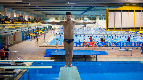 Carlos Gimeno se prepara para lanzarse a la piscina. CHRISTIAN GONZÁLEZ