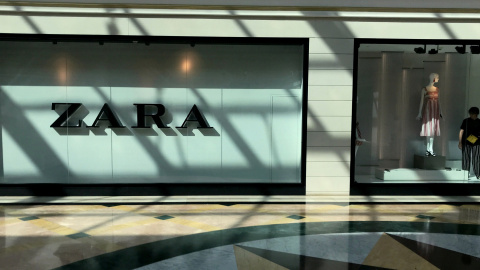 Una tienda de Zara, la principal enseña de Inditex, en un centro comercial en la localidad madrileña de Majadahonda.. REUTERS/Sergio Perez