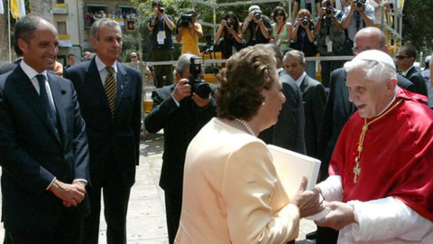 Visita del Papa Benedicto XVI a Valencia en 2006, junto a la exalcaldesa Rita Barberá y el expresident Francisco Camps. EFE