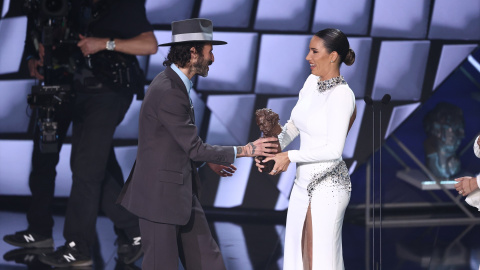 11/02/2023 - La cantante India Martínez, entrega el Goya a mejor canción a Leiva por 'Sintiéndolo mucho' junto a Joaquín Sabina, en la 37 edición de los Premios Goya.