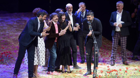 Integrantes de la compañía de Teatro de la Ciudad y Teatro de la Abadía, tras recibir el Premio Max 2019 al "Mejor espectáculo" por la obra "La Ternura". /EFE