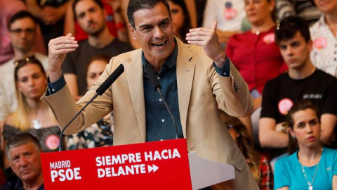 El presidente del Gobierno en funciones, Pedro Sánchez, interviene en un acto de campaña en apoyo al candidato del PSOE a la presidencia de la Comunidad de Madrid en Leganés. (EFE)