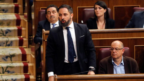 El presidente de VOX, Santiago Abascal, jura su cargo. - EFE