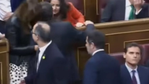 El sorprendente beso de Inés Arrimadas a Josep Rull a la entrada de los diputados electos presos