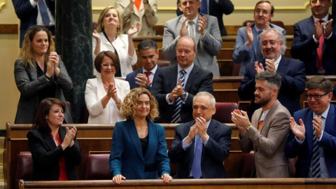 La diputada electa del PSOE por Barcelona y dirigente del PSC, Meritxell Batet, es aplaudida tras ser elegida este martes presidenta del Congreso. - EFE