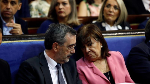 La presidenta del PSOE, Cristina Narbona, conversa con Manuel Cruz. - EFE