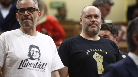 El diputado de ERC Joan Margall ha acudido a la sesión con una camiseta en la que puede leerse: "Libertad, presos políticos". - EUROPA PRESS