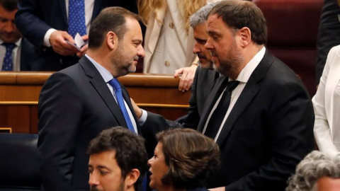 El diputado electo en prisión preventiva de ERC, Oriol Junqueras, conversa con el secretario de Organización del PSOE y ministro en funciones de Fomento, José Luis Ábalos. - EFE