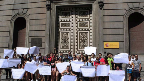 Concentración de estudiantes universitarios convocada hoy frente al Consejo Escolar del Estado, en Madrid, donde 16 estudiantes se encerraron durante unas horas. | VÍCTOR LERENA (EFE)