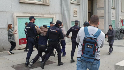 Expulsado cuando gritaba "Â¡Nadie sin hogar!" en el Congreso