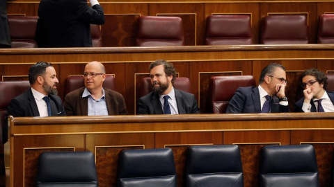 El presidente de VOX, Santiago Abascal, conversa con el diputado del PSC José Zaragoza en los escaños del Congreso de los Diputados. - EFE