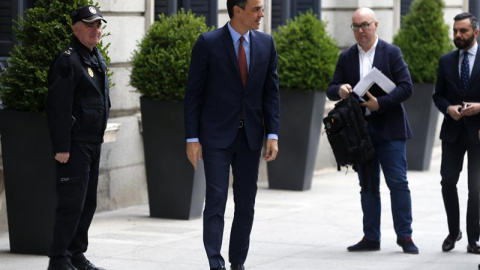 El presidente del Gobierno en funciones, Pedro Sánchez, a su llegada al Congreso de los Diputados. - EFE