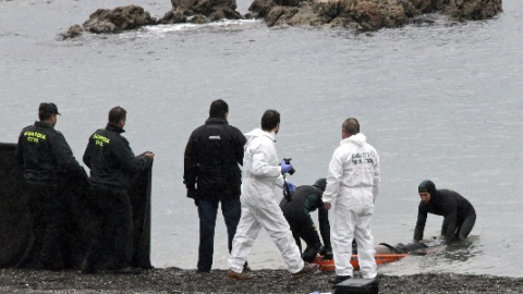 Labores de rescate de uno de los fallecidos en la tragedia del Tarajal, en Ceuta.