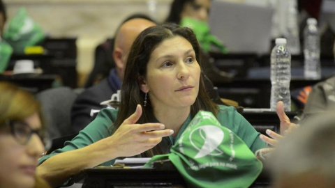 13/06/2018.- Fotografía cedida por la Cámara de Diputados de Argentina que muestra a la diputada argentina Mónica Macha con un pañuelo de la campaña que apoya el proyecto de ley que despenaliza el aborto hasta el cumplimiento de la semana 1