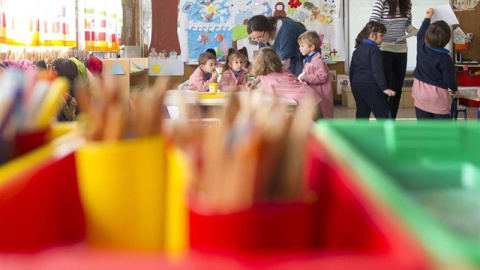 Una empleada de Educación Infantil. EUROPA PRESS/Archivo