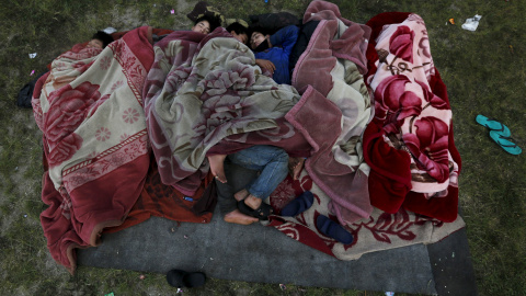 Varias personas duermen en el suelo en una área a cielo abierto en Kathmandu, Nepal./  REUTERS-Adnan Abidi