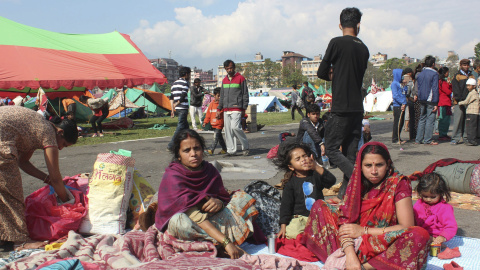 Varias personas descansan en la calle en Katmandú (Nepal)./ EFE/Yonhap