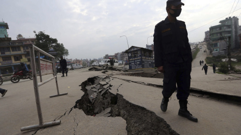 Un soldado camina junto a una grieta en el suelo en Katmandú (Nepal)./ EFE/Yonhap