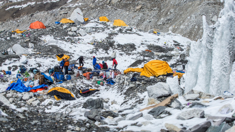 El campamento base sur del monte Everest en Nepal queda arrasado tras el devastador terremoto./ REUTERS/6summitschallenge.com