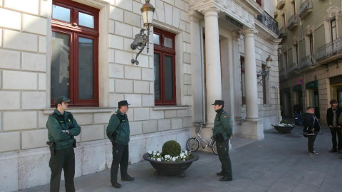 Fachada del Ayuntamiento de Reus (Tarragona), donde la Guardia Civil, ha detenido a la primera teniente de alcalde, Teresa Gomis (CiU). EFE/Jaume Sellart