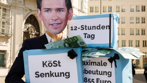 21/05/2019 - Un activista con una careta que representa al canciller austriaco, Sebastian Kurz, protesta delante de la Cancillería en Viena (Austria) este martes | EFE/ Florian Wieser