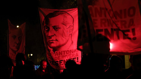 Varias personas durante una manifestación por el aniversario de la muerte de José Antonio Primo de Rivera, a 19 de noviembre de 2021, en Madrid.