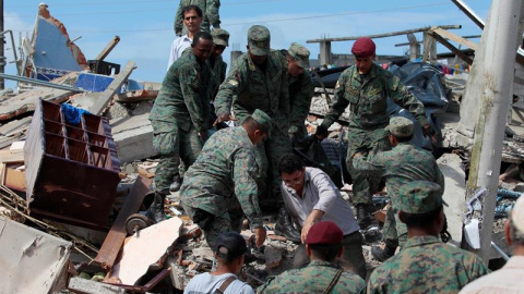 Autoridades y pobladores buscan sobrevivientes entre los escombros en la localidad de Pedernales (Ecuador), hoy domingo 17 de abril de 2016, después del terremoto de 7,8 grados en la escala de Richter registrado el sábado en la costa norte 